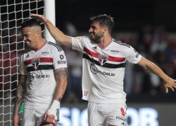 São Paulo arranca vitória sobre Atlético-GO no Morumbi