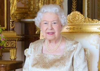 Rainha Elizabeth teria ficado “horrorizada” pelo retrato da família real da Netflix em “The Crown”