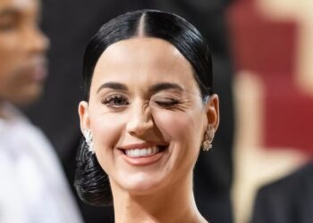 Katy Perry quebra o silência e fala sobre conspiração maluca de ser um robô