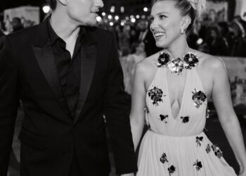 Millie Bobby Brown e namorado cantam Taylor Swift