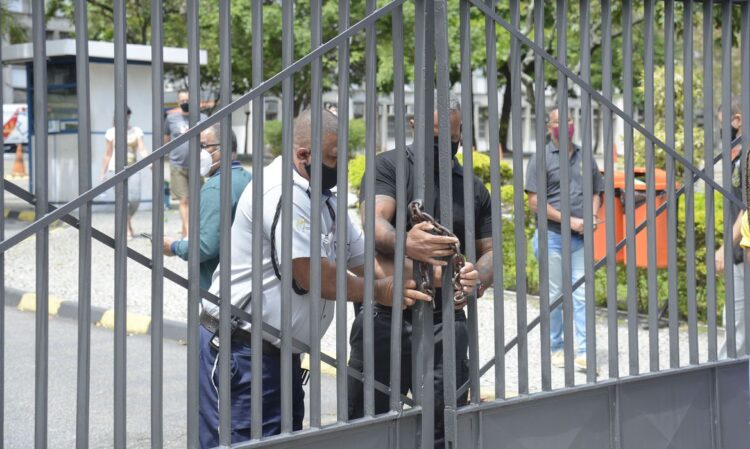 Justiça determina reaplicação do Enem para moradores do Jacarezinho Justiça determina reaplicação do Enem para moradores do Jacarezinho