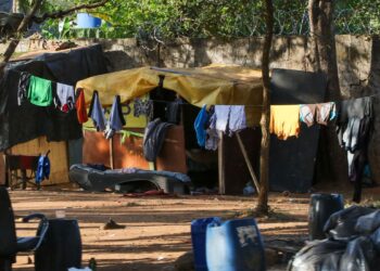 Vetada lei que proíbe arquitetura hostil a morador em situação de rua