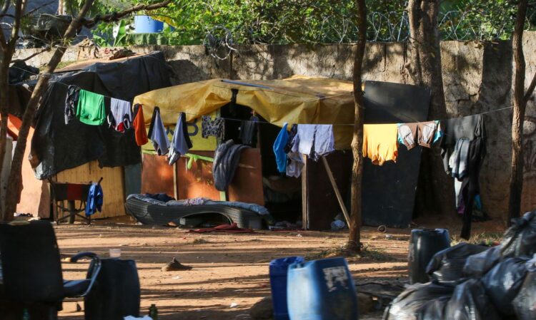 Vetada lei que proíbe arquitetura hostil a morador em situação de rua