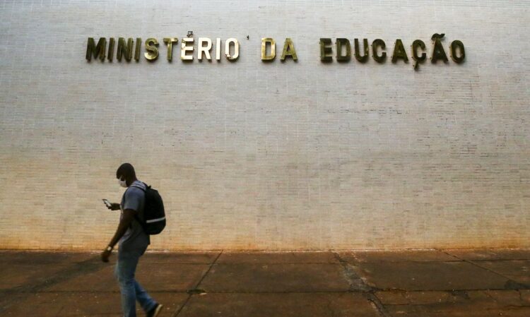 MEC revoga portaria sobre a abertura de cursos de medicina MEC revoga portaria sobre a abertura de cursos de medicina