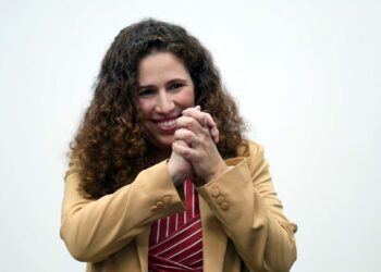 Ministra da Gestão assume cargo e promete reforma administrativa