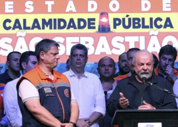 Em São Sebastião, Lula promete reconstrução de casas em áreas seguras