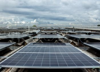 36% das famílias gastam mais da metade do orçamento mensal com energia elétrica e gás de cozinha