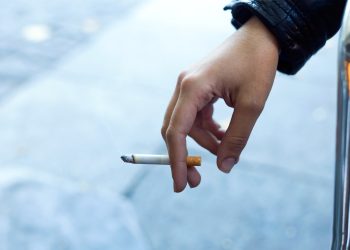 Aumento de impostos e de preço mínimo do cigarro desestimula consumo, mas pode incentivar contrabando, apontam especialistas