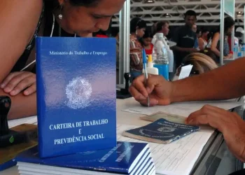 Consumo aquecido impulsiona geração de empregos, mas acende alerta para a inflação