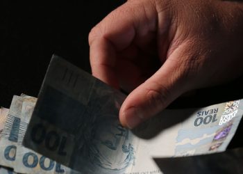 Inflação, dívidas e alternativas mais rentáveis de investimento podem explicar retirada de dinheiro da poupança, em julho