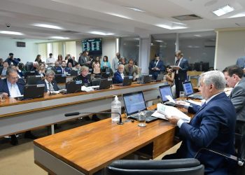 Projeto de lei isenta empresas de pagarem INSS e FGTS de aposentados contratados