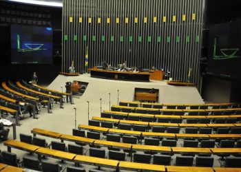Projeto que debate redistribuição de vagas de deputados segue em discussão na Câmara