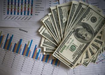 Dólar apresenta alta, após sequência de sete quedas