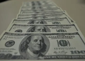 Dólar começa a semana cotado a R$ 5,43