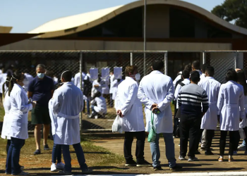 Médicos: 93% das regiões do RS apresentam níveis abaixo do recomendado pela OCDE; rejeição de novos cursos de medicina pode agravar situação