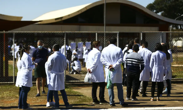 Médicos: 93% das regiões do RS apresentam níveis abaixo do recomendado pela OCDE; rejeição de novos cursos de medicina pode agravar situação Médicos: 93% das regiões do RS apresentam níveis abaixo do recomendado pela OCDE; rejeição de novos cursos de medicina pode agravar situação