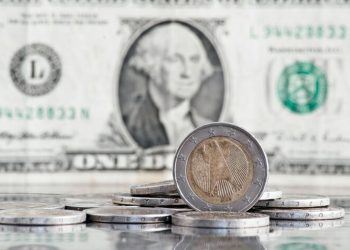 Dólar fecha última sessão em leve alta, a R$ 5,76