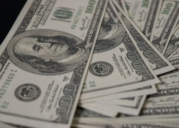 Dólar fecha última sessão em queda, cotado a R$ 5,75