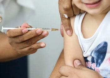 Poliomielite: vacina oral contra doença é substituída por injetável no Brasil