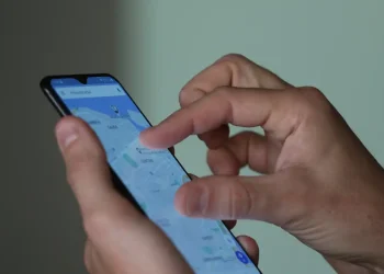 Uso de celulares por estudantes nas escolas: o que muda com aprovação da restrição?