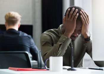 Afastamento do trabalho por transtornos mentais ultrapassaram 400 mil em 2024