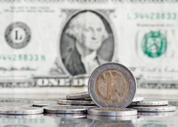 Dólar encerra última sessão em leve queda, a R$ 5,75