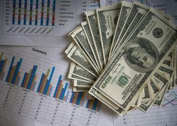 Dólar encerra última sessão em queda, a R$ 5,68