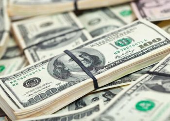 Dólar fecha última sessão em queda, com registro do 12° recuo seguido
