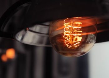 Brasileiros podem pagar conta de luz com preço de “bandeira vermelha permanente”
