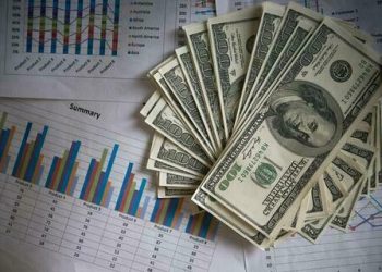 Dólar encerra último pregão em alta
