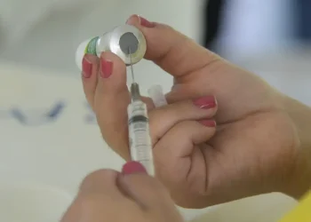 Covid-19: casos da doença diminuem 7,58% na média móvel; influenza e VSR aumentam no país