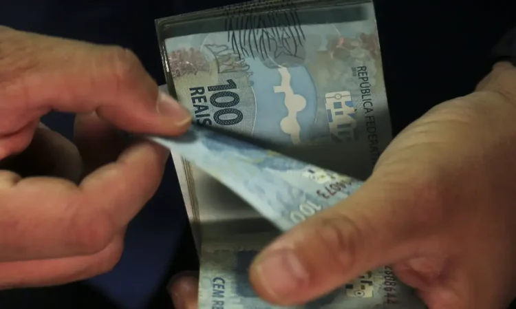 Crédito do Trabalhador: instituições financeiras podem oferecer troca de dívidas com juros menores