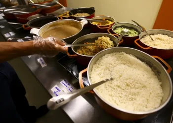 São Paulo: homens comem mais fora e mulheres preferem pedir comida por aplicativo