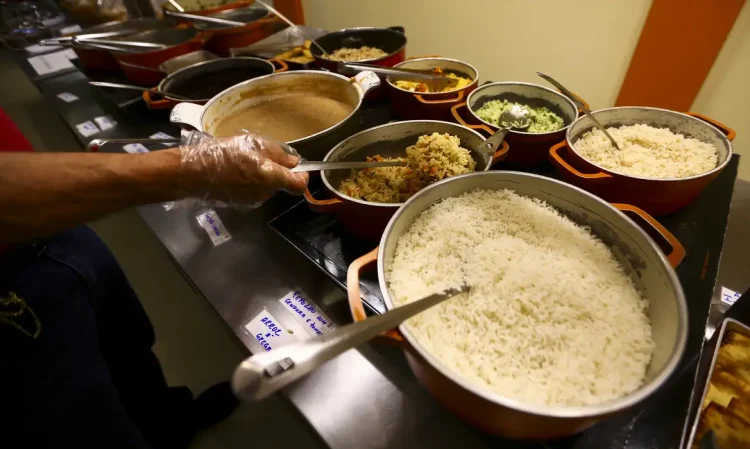 São Paulo: homens comem mais fora e mulheres preferem pedir comida por aplicativo