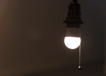 Bandeira amarela na conta de luz já está valendo; veja como economizar