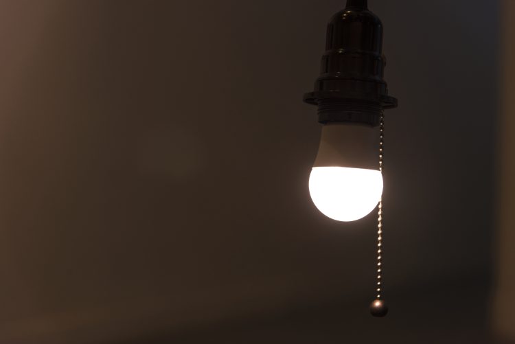 Bandeira amarela na conta de luz já está valendo; veja como economizar