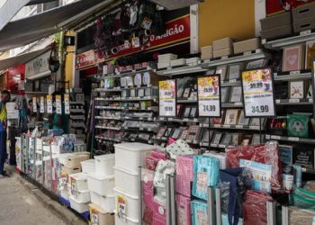 Comércio reage a novas normas sobre trabalho em domingos e feriados