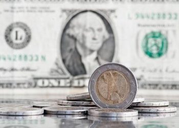 Dólar fecha em alta de 0,32%