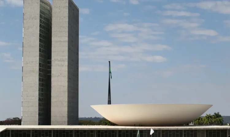 Câmara aprova PL que atualiza a CLT e permite cancelamento digital da contribuição sindical