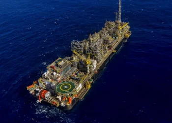 Conflito entre Irã e Israel pode elevar preço do petróleo e pressionar inflação no Brasil