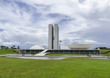 Derrubada de vetos e decretos marcam semana encurtada no Congresso