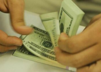 Dólar fecha em baixa, a R$ 5,50, após ataques dos EUA a bases do Irã