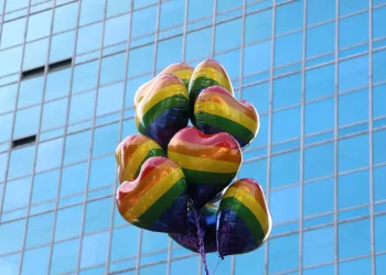 Mais de 60% dos projetos sobre pessoas trans em assembleias visam ampliar direitos