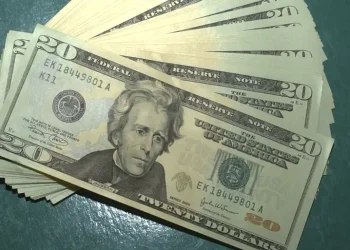 Diferente do mercado exterior, dólar fecha em alta no Brasil