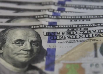 Dólar e euro encerram pregão em queda