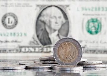 Dólar encerra pregão em baixa
