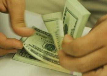 Dólar fecha em alta de 0,52% e atinge R$ 5,59, com cenário externo volátil