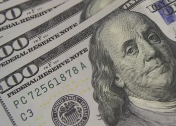 Dólar fecha praticamente estável, com leve alta de 0,04%