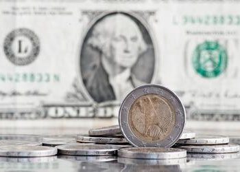 Dólar reage e sobe 0,51% impulsionado por instabilidade política e cenário externo favorável