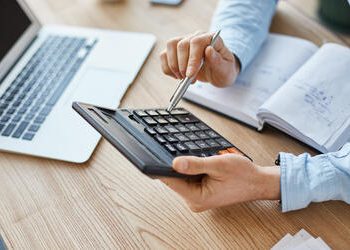 Gasto com pessoal é 6 vezes maior do que com investimentos, mostra plataforma Gasto Brasil